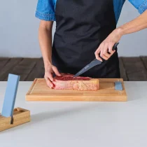 Tagliare la carne con il coltello TYROLIT Life Darkline Meat Cut