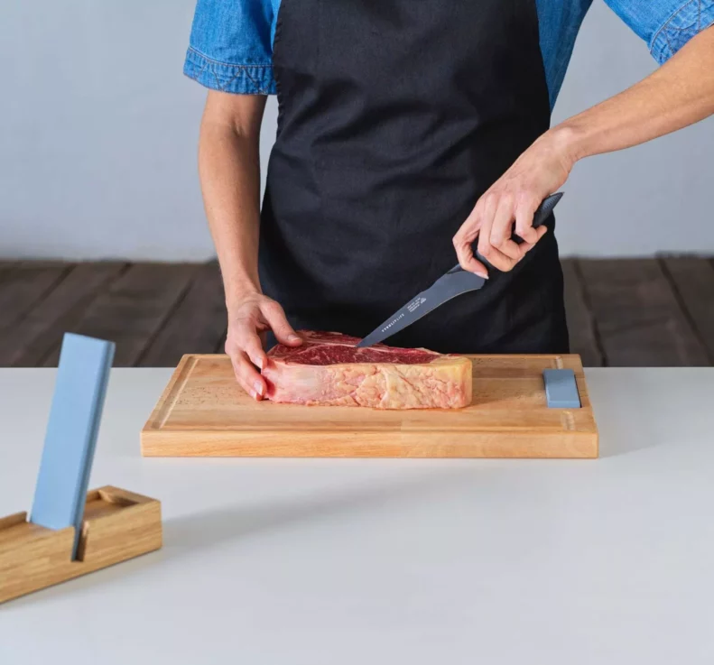 Tagliare la carne con il coltello TYROLIT Life Darkline Meat Cut