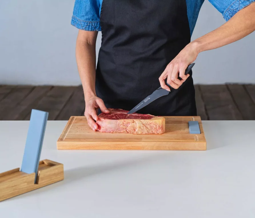 Tagliare la carne con il coltello TYROLIT Life Darkline Meat Cut