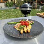 Asparagi alla griglia con crema di lime rinfrescante e gamberi