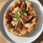 Pizza con formaggio di capra, fichi e verbena limone